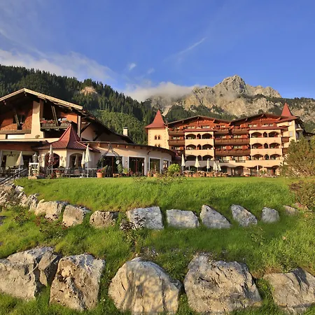 Romantik & Der Laterndl Hof ホテル 4*