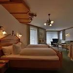 Romantik & Der Laterndl Hof 4* هالدينسي